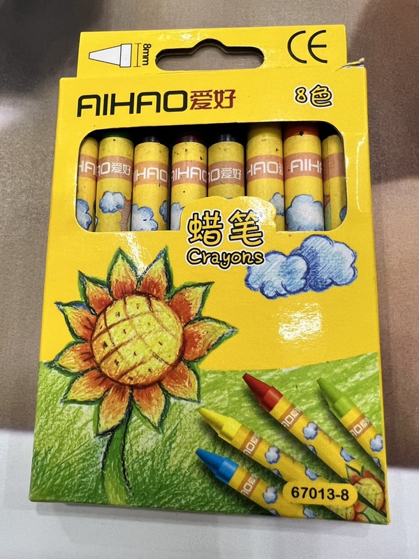 朱正軒指出，李全教團隊利用上週末國小新生訓練日，向甫升上國小一年級的學童發送中國製的簡體字蠟筆，身為家長無法接受簡體字進入校園。而該文具品牌溫州市愛好筆業，曾出現產品檢驗不合格，壟斷河南高考指定品牌，更出現漏墨、斷水等品質低劣情況，因嚴重影響考試而被考生炎上。   圖：朱正軒提供