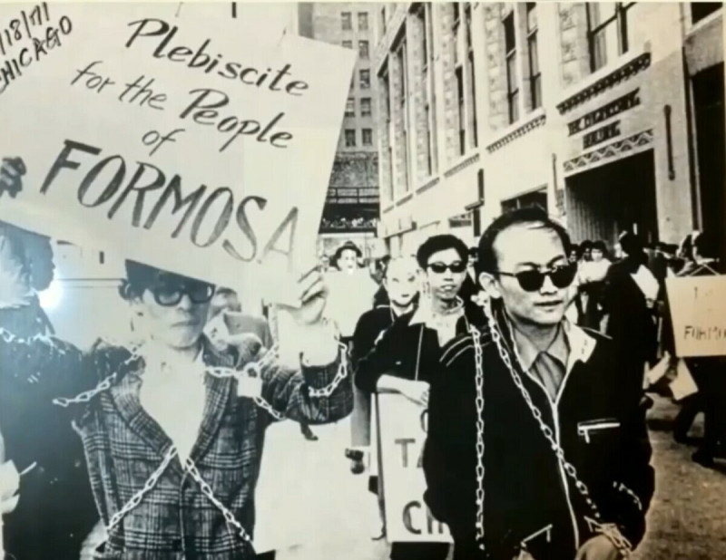 1971年10 月 18 日 美日同步「清水溪鎖鏈行動」，楊宗昌（右一）於芝加哥參與。   圖：台獨聯盟提供。