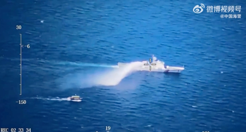 中國海警 5201 艦 5 日對菲船隻進行「警示性水炮噴射」，並稱「全程保持理性克制」。   圖：擷取自微博「中國海警」