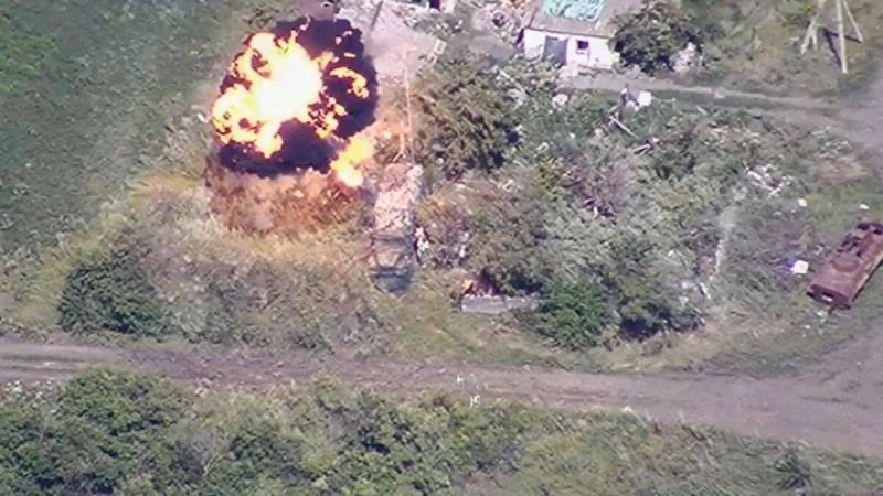 烏軍以 M134 「海馬斯」（HIMARS）多管火箭摧毀了俄軍 R-330Zh Zhitel 機動電戰車。   圖：翻攝自OSINTtechnical X@Osinttechnical