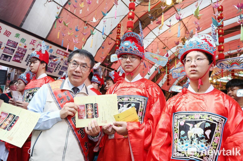 開隆宮今日盛大舉行「做十六歲」，台南市長黃偉哲到場祝福，期許每位滿16歲的青少年們能夠成為更為懂事與守法的好公民，且勇於承擔社會責任與人生新挑戰，並祝福學業進步、展翅高飛。   圖：台南市政府提供