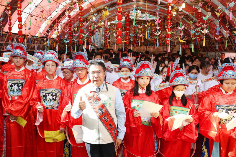 開隆宮今日盛大舉行「做十六歲」，台南市長黃偉哲到場祝福，期許每位滿16歲的青少年們能夠成為更為懂事與守法的好公民，且勇於承擔社會責任與人生新挑戰，並祝福學業進步、展翅高飛。   圖：台南市政府提供