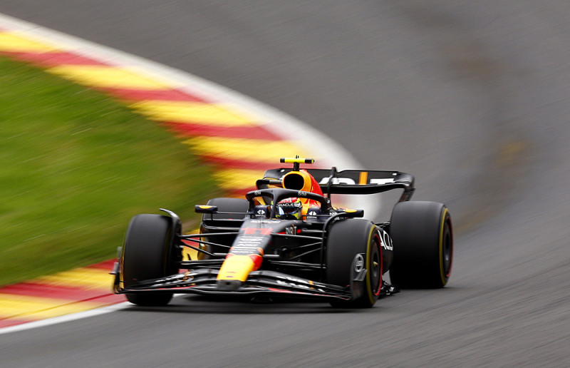 Red Bull 車隊在今年上半年賽事表現銳不可擋，圖為Sergio Perez在賽道奔馳   圖：Red Bull/提供