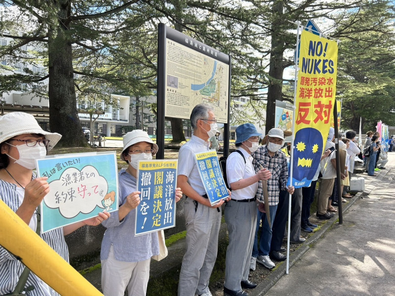 日本政府與福島第一核電廠所有公司「東京電力」於日本時間 24 日下午 1 時（台灣時間中午 12 點）起將核廢水排放入海，遭到反對民眾抗議。   圖：擷取自「X」（原推特）@njwa_fukushima
