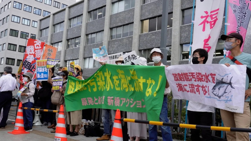 日本政府拍板，福島核電廠稀釋過後的百萬噸核廢水擬於明（24）日排入太平洋。有大批民眾聚集在首相官邸附近抗議，指控政府不願面對漁業界人士的心聲。   圖：擷取自「X」（原推特）@OurPlanetTV