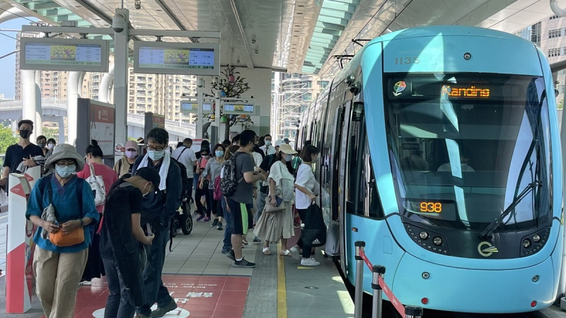 因應通勤旅客增多，淡海輕軌自8/28起實施尖峰班距加密。   圖：新北捷運公司/提供
