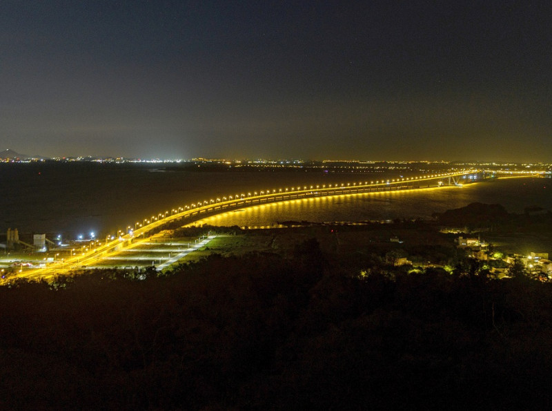 金門居民期盼已久的金門大橋於去年10月30日開放通車，通車後只要5分鐘的車程，就可以來往大、小金門。   圖：交通部高速公路局／提供