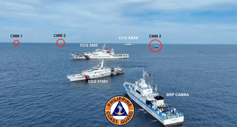 據菲律賓海巡署公布的畫面，中國4艘海警船及4艘民兵船，攔截菲律賓仁愛礁的補給作業。   圖：擷取自「X」（原推特）@duandang