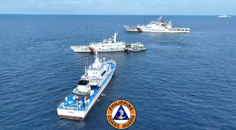 針對菲律賓稱補給工作已圓滿執行，中國則直指此為海警出於「人道主義」給予的「特殊安排」。然而，菲媒體公布影像打臉，中國海警船攔截意圖罪證確鑿。   圖：擷取自「X」（原推特）@duandang