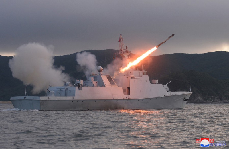 北韓「鴨綠級」小型護衛艦（Amnok- class corvette）曝光，進行「箭矢- 2」（Hwasal-2）巡弋飛彈試射。   圖：朝中社