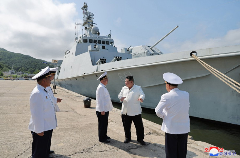 金正恩近日視察了北韓東海艦隊近衛第二水上艦艇戰隊，並首度曝光「鴨綠級」小型護衛艦。   圖：朝中社
