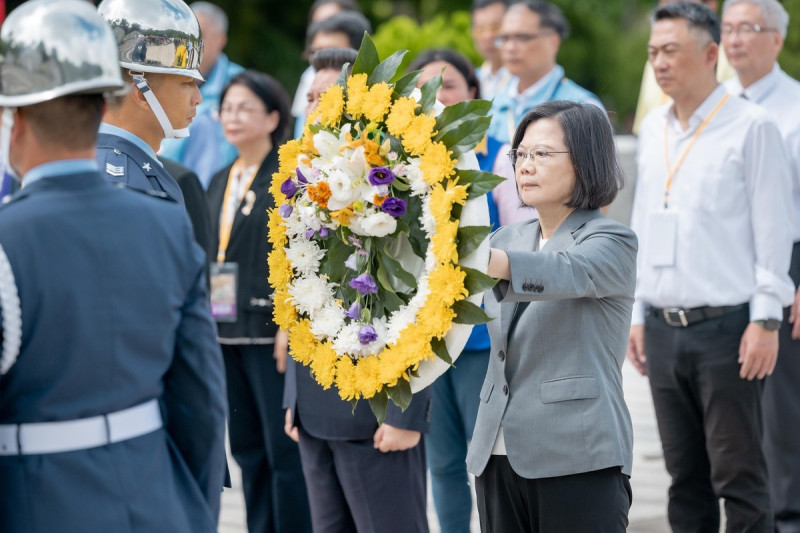 總統蔡英文（舉花圈者）23日親自前往金門，主持823砲戰65周年追思祭悼典禮，有志總統大位的藍營人士也前往，發表反戰言論。   圖：翻攝自蔡英文臉書