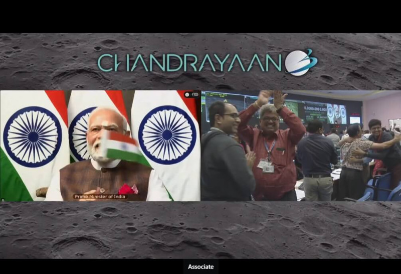 印度「月球飛船3號」登陸器23日成功登陸月球南極，總理莫迪（左）在直播時開心揮舞印度國旗。   圖：翻攝ISRO臉書