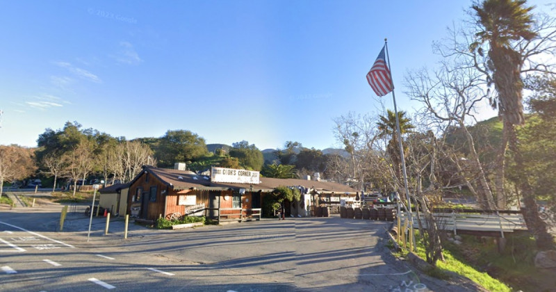 槍擊發生在橘郡郊區特拉布科谷（Trabuco Canyon）一間名為「 Cook's Corner」的酒吧兼燒烤餐廳。   圖：擷取自Google地圖