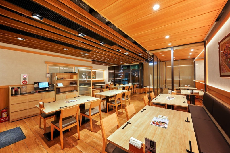 店內採日式文青風格空間，以及精緻的和食器皿擺盤，讓饕客享受日式用餐氛圍。   圖：精實文創／提供