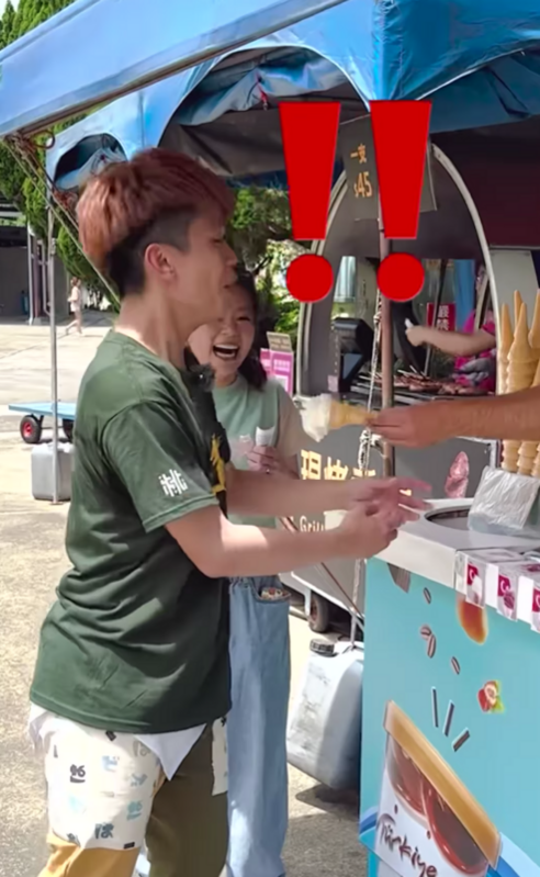 蔡阿嘎模仿韓國女網友在買冰淇淋前假裝揮拳，結果仍被老闆戲弄。   圖：翻攝自蔡阿嘎IG