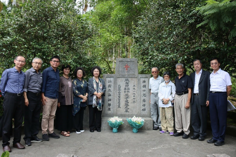 張七郎父子3人罹難後，張七郎夫人偷運遺體回到家園，墓碑上刻「兩個小兒為伴侶   圖：監察院提供