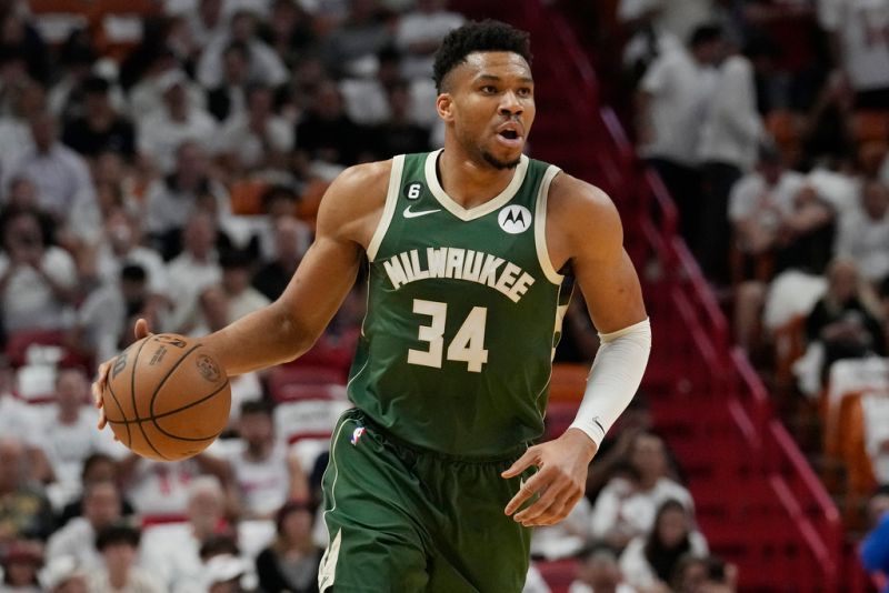 NBA超級球星「字母哥」Giannis Antetokounmpo有資格獲得一份3年總價約1.73億美元的三年續約合約，但她在這個時間點還不打算簽約。   圖／美聯社／達志影像