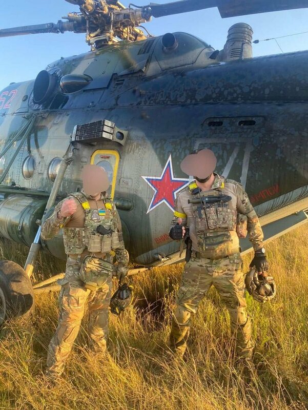 近期有俄軍成員駕駛 Mi-8 直升機，叛逃到哈爾科夫。圖為俘獲直升機的烏軍。   圖：翻攝自 OSINTtechnical X 帳號