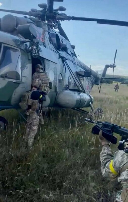 俄羅斯 Mi-8 直升機，在烏克蘭國防部情報總局（GUR）特別行動中，被烏軍所俘獲。   圖：翻攝自 OSINTtechnical X 帳號