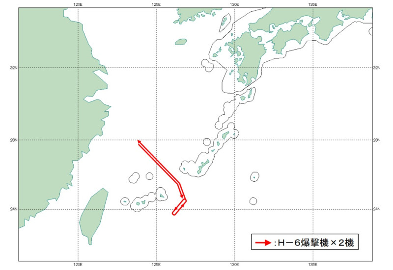 日本防衛省統合幕僚監部通報，25日監控到2架中國解放軍轟-6轟炸機穿過沖繩本島和宮古島之間水域進入太平洋。   圖：翻攝mod.go.jp