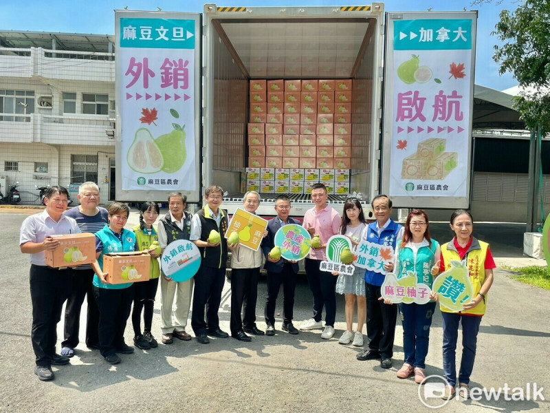 台南市長黃偉哲等人出席台南文旦外銷加拿大啟運活動，啟運一櫃7噸文旦銷往北美溫哥華國華超市及多倫多Maeli Market。   圖：黃博郎／攝