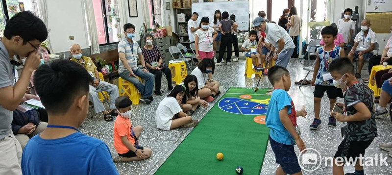 「愛分享老幼同樂會」在南瀛協會成立的「白河區失智社區服務據點─活力學堂」熱鬧登場，邀請最活潑、有愛心、有服務熱情的白水溪長老教會學生志工，一同到活力學堂和活潑的長輩及家屬同樂。   圖：黃博郎／攝