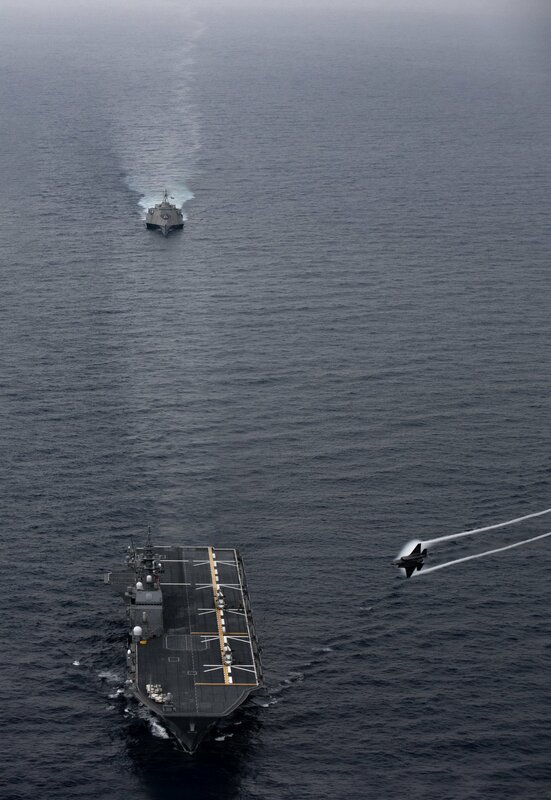 美日澳菲南海聯合軍演。圖前方為日本航艦化的直升機護衛艦「出雲號」、澳洲空軍F-35A，後方為美軍瀕海戰鬥艦「莫比爾號」   圖：翻攝「X」@hqjoc