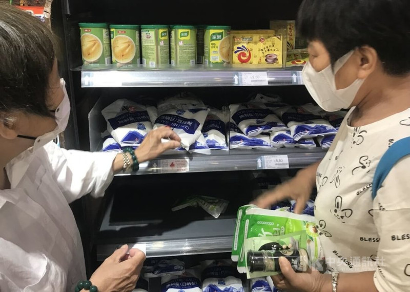 日本福島核處理水排海是否影響海鹽生產引發關注，圖為北京市一家超市，民眾正在買鹽。   圖：中央社提供