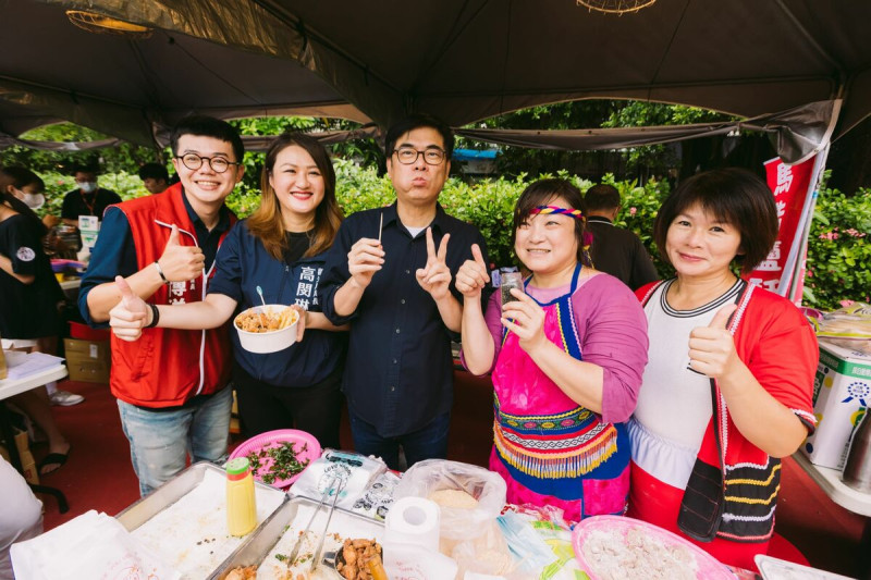 陳其邁(中)品嚐各攤鹹酥雞口味。   圖:高雄市政府提供