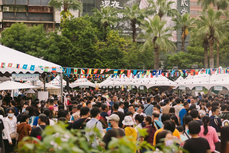 高雄鹹酥雞嘉年華萬頭鑽動。   圖:高雄市政府提供