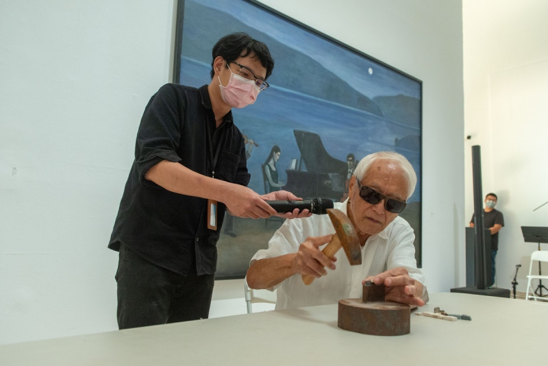 90高齡的陳景容(右)展示馬賽克技法。   圖：高雄市立美術館提供