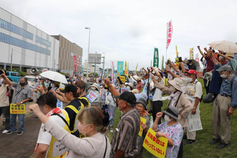 日本近期開始排放福島核污染水，對此日本多個在野黨、工會團體在福島縣當地最大港口小名濱港發起抗議集會。   圖：翻攝自環球網