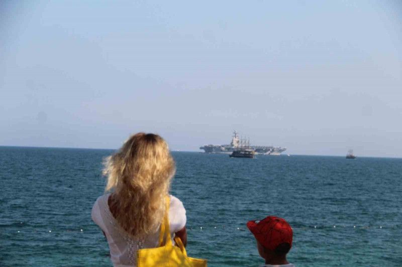 福特號停靠於安塔利亞港期間，吸引大批遊客前來觀賞世界最大的航空母艦。   圖：翻攝自 X／@nexta_tv