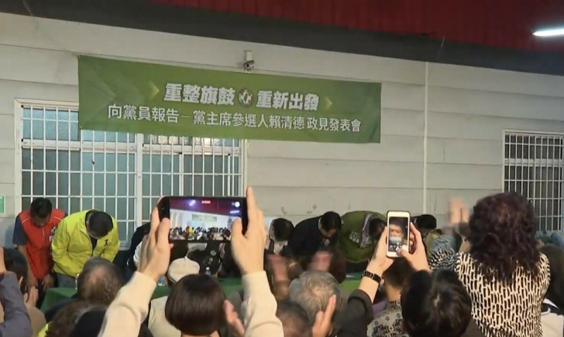 為了重拾民眾的信任，日前賴清德特別率領台南市長黃偉哲和南市各級黨籍民代公開鞠躬道歉。   圖：黃博郎／攝