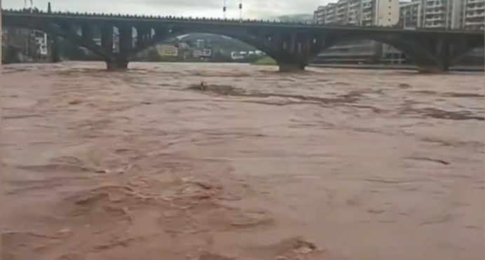 湖南西北部、浙江台州等地近日強降雨不斷，造成各地淹水成災，河水水位暴漲。   圖：翻攝自掌握視訊