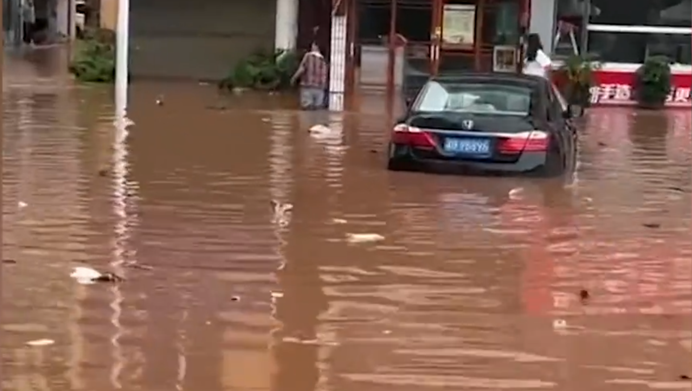 台州街道上的汽車遭洪水淹沒。   圖：翻攝自掌握視訊