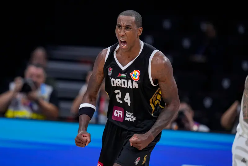 Rondae Hollis-Jefferson造型和球技都神似已故湖人隊球星Kobe Bryant，球迷在場上大喊「Kobe！」來表達對他的喜愛。   圖／美聯社／達志影像