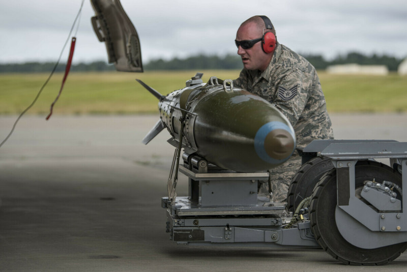 JDAM 為波音開發的空投炸彈配件，用以將傳統無導引的炸彈改為可導引的精準導引彈藥。圖為一名美軍士兵正在將 GBU-32 掛載至戰機上。   圖：翻攝自美國空軍