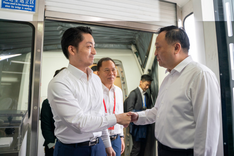 台北市長蔣萬安飛抵上海虹橋機場，上海副市長華源熱情握手致意。   圖：台北市政府 / 提供