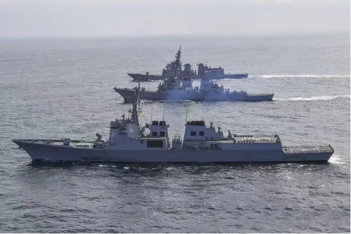 美國、日本和韓國今（29）日在北韓以南的國際水域舉行了三方聯合導彈防禦演習。   圖：翻攝自韓國海軍