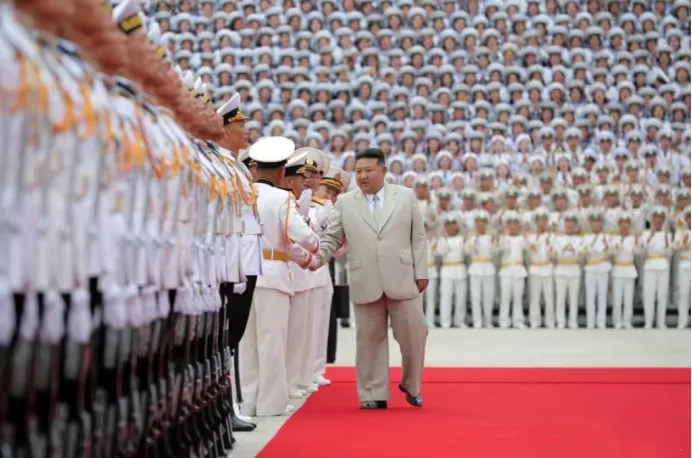 北韓領導人金正恩在北韓海軍節到來之際，視察北韓人民軍海軍司令部。   圖：翻攝自朝中社