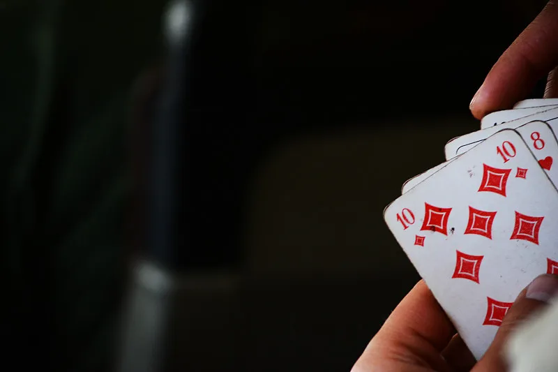 透過「摜蛋」撲克牌遊戲可以看出一個人的種種特質，因此風靡中國政商界，成為募資手段。   圖：翻攝自視覺中國