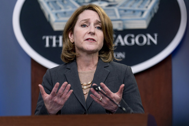 美國國防部副部長凱瑟琳·希克斯，近期在一場會議上介紹了一項名為「復制者」的計劃，希望在兩年內部署數千架無人機。   圖：翻攝自觀察者網