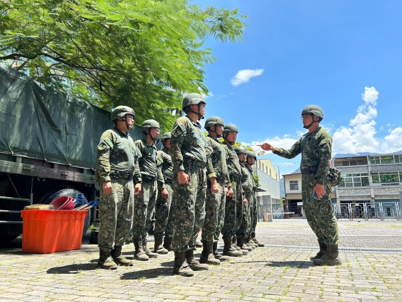 陸軍第四地區支援指揮部運輸群派遣預置兵力抵達高雄六龜高中，帶隊幹部對編組人員實施勤前教育，確保救援工作在安全狀況下執行。   圖：第四作戰區提供