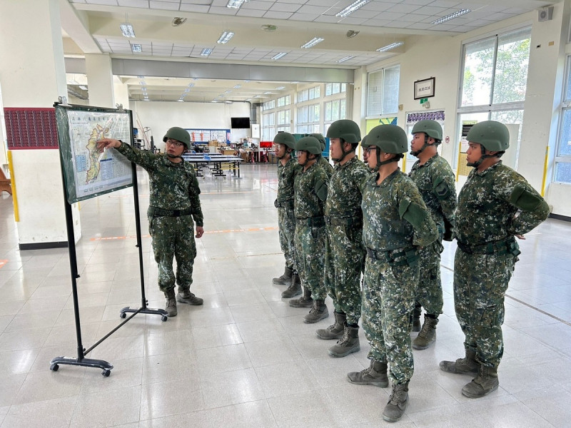 預置兵力抵達後，幹部即針對災害潛勢區域做分析研討，俾在最快時間抵達救援地點。   圖：第四作戰區提供