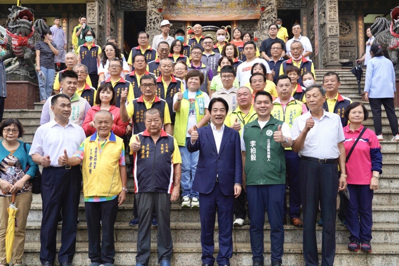 賴清德(前排左三)至左營元帝廟參拜並與廟務幹部及委員合影。   圖：李柏毅服務處提供