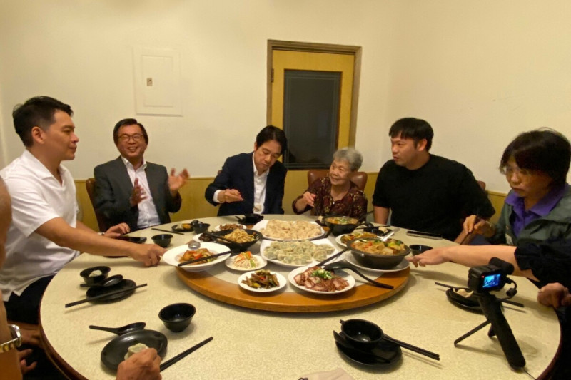 賴清德(左三)與李柏毅(左一)等人至果貿社區吳媽家餃子館用餐。   圖：李柏毅服務處提供