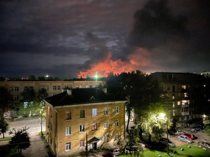 俄羅斯普斯科夫市機場30日凌晨遭到無人機攻擊，傳有4架伊爾-76運輸機受損。   圖：翻攝X（前推特）