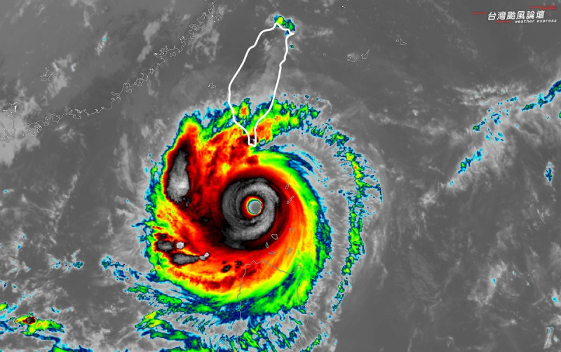 蘇拉颱風在經過一次強眼置換後，已增強為強度颱風，並於11時觸陸。   圖：取自台灣颱風論壇